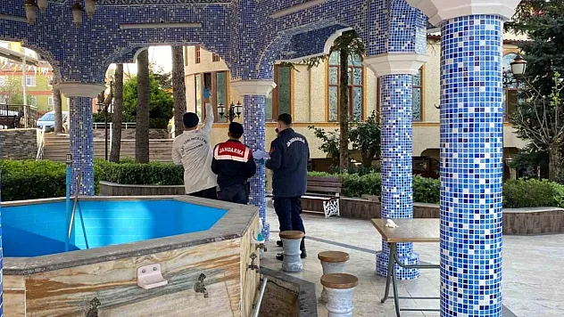 Kavgayı ayırmak isteyen 2 kişi silahla yaralandı, kurşunlar camiye isabet etti