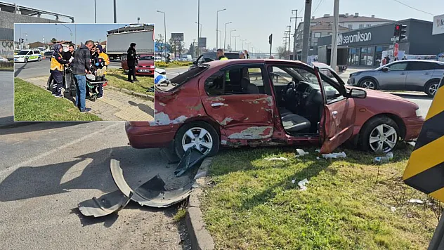 Kavşakta otomobiller çarpıştı: 6 yaralı