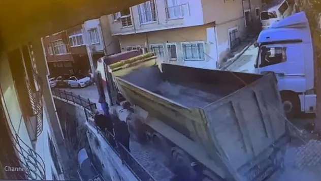 Kayan hafriyat kamyonunu durdurmaya çalışırken aşağı düşen şoför hayatını kaybetti