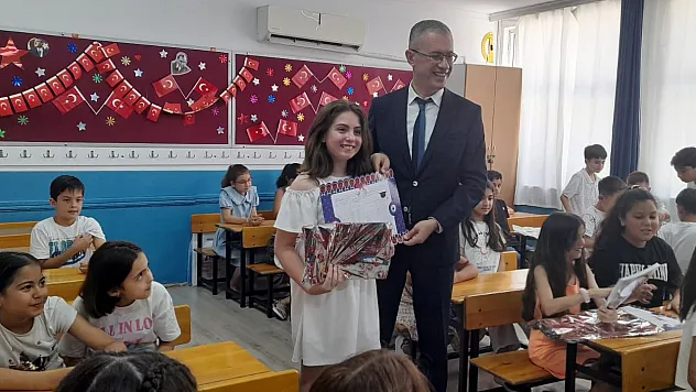 Kaymakam Ertaş Öğrencilerin Karne Heyecanına Ortak Oldu