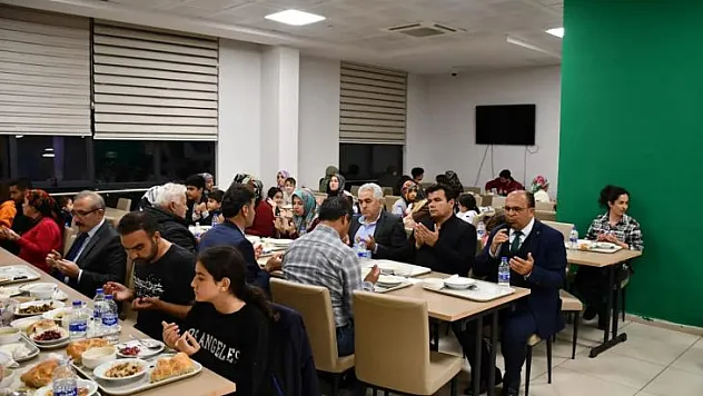 KAYMAKAM KARAMAN, İLK İFTAR YEMEĞİNDE DEPREMZEDELER İLE BİR ARAYA GELDİ
