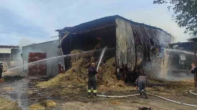 KAYNAK MAKİNESİNDEN ÇIKAN KIVILCIM SAMANLARI KÜL ETTİ