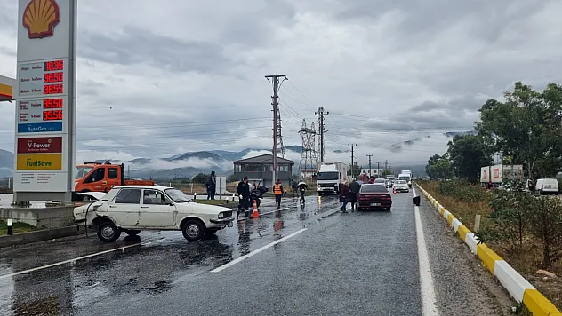 Kaza böyle geldi, araçlar yolda metrelerce kaydı