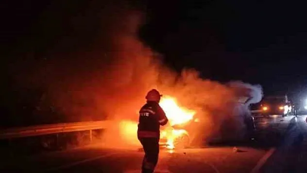 KAZA YAPAN ARAÇ ALEV TOPUNA DÖNDÜ 