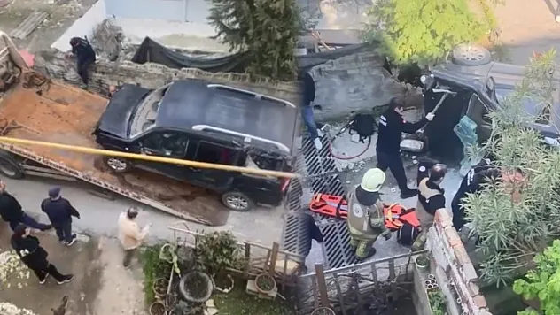 Kaza yapan araç merdivenlerden yuvarlandı: 1 yaralı