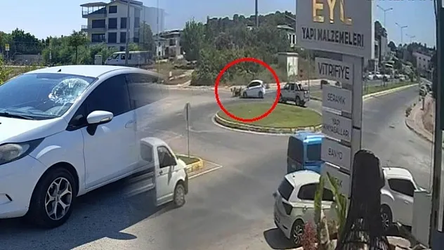 Kaza yapan motosiklet sürücüsü sinirini otomobilin camından çıkardı