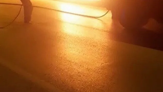 Kaza yaparak alev alan otomobildeki 2 kişi saniyelerle kurtuldu