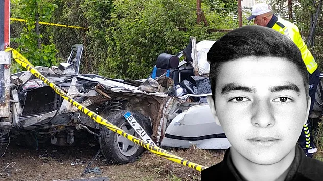 Kazada park halinde kamyona arkadan çarpan Tofaş marka araç parçalanarak genç sürücüye mezar oldu