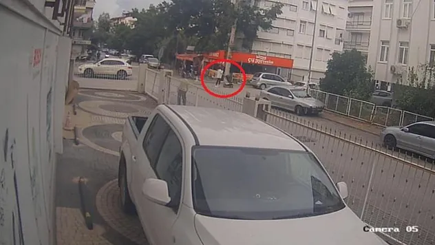 Kazadan 3 saniye önce bebek arabasıyla bölgeden geçen yaya kıl payı kurtuldu
