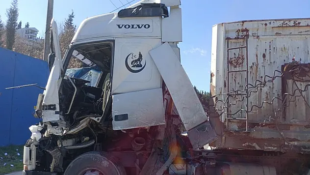Kazadan kaçarken tırlar çarpıştı, biri makasladı: 1 yaralı