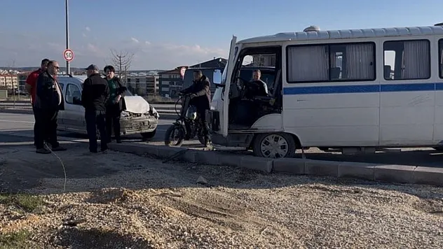Kazadan sonra ters yöne giren minibüs hafif ticari araçla çarpıştı: 1'i çocuk 4 yaralı