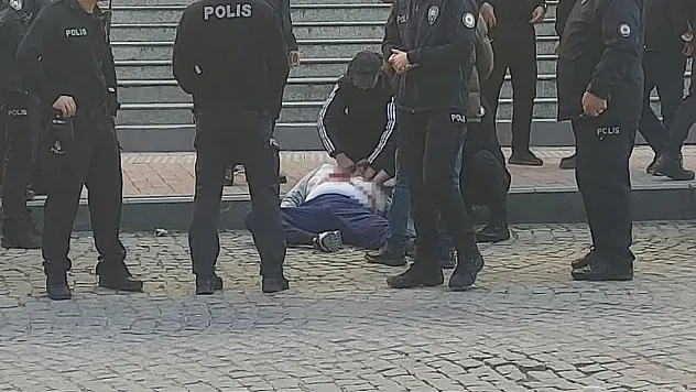 Kendisine istismarda bulunduğunu iddia ettiği şahsı adliye önünde kalbinden bıçakladı