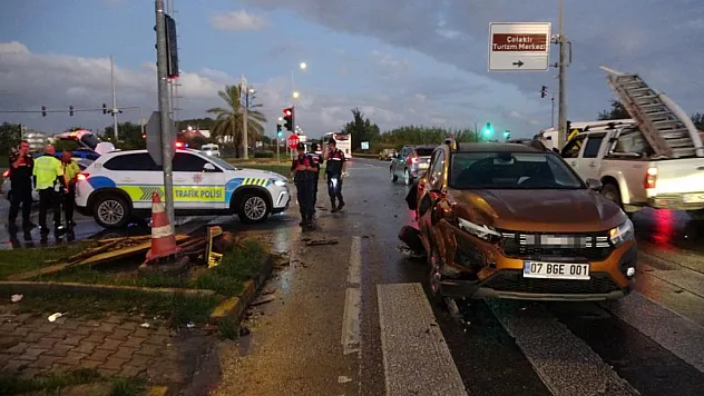 Kırmızı Işık İhlali Kazaya Yol Açtı: 1'i Rus 2 Yaralı