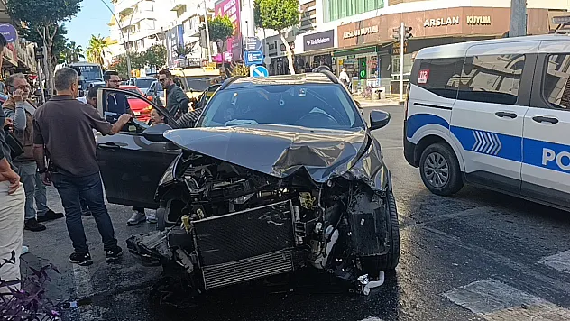 Kırmızı ışık ihlali yapan kamyonet ortalığı savaş alanına çevirdi: 2 yaralı