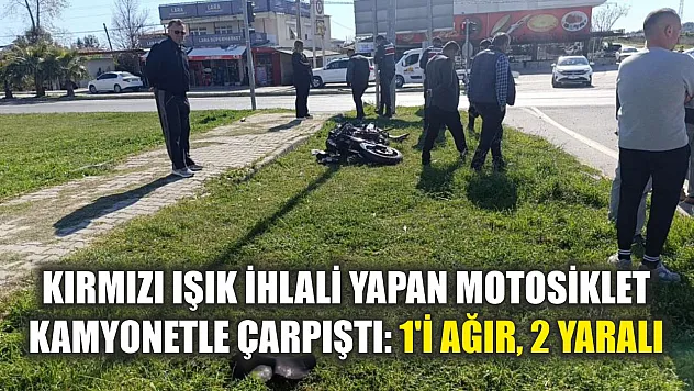 Kırmızı ışık ihlali yapan motosiklet kamyonetle çarpıştı: 1'i ağır, 2 yaralı