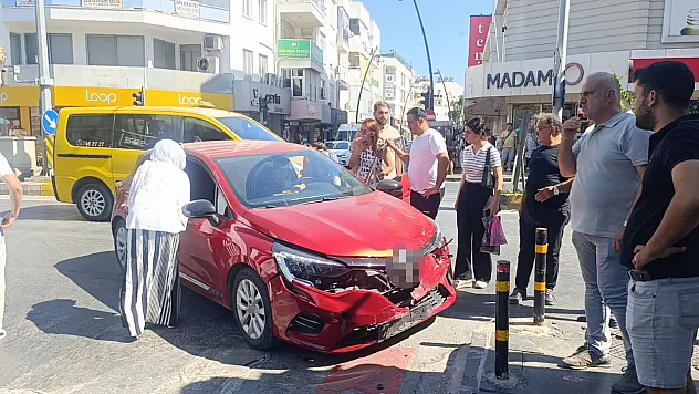 Kırmızı ışık ihlali yapan otomobil kamyonetle çarpıştı
