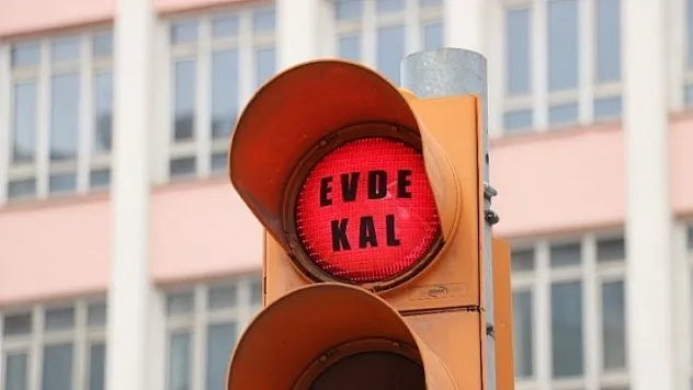 Kırmızı ışıkta 'evde kal' yeşil ışıkta 'eve git' çağrısı