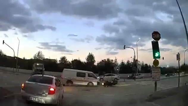 Kırmızı ışıkta geçen kamyonet motosiklete çarptı: Sürücü yerde sürüklendi