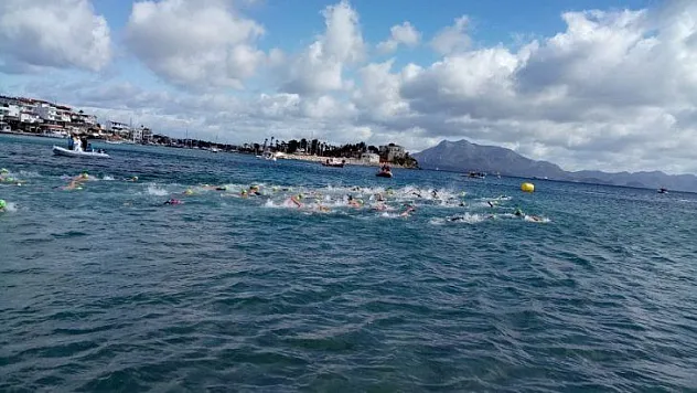 Kış yüzme maratonunda İdlib şehitleri için denize siyah çelenk bırakıldı