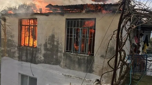 Kısa devre evi küle çevirdi