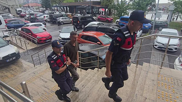 Kızlarını zincire bağlayan anne ve baba tutuklandı: 4 çocuk koruma altına alındı