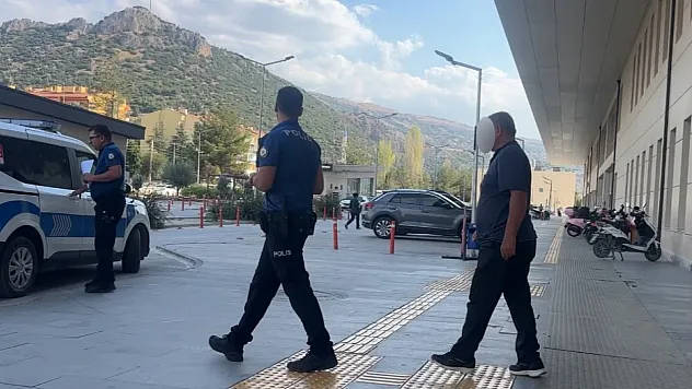 Komşular arasında araç park kavgası kanlı bitti: Baba oğul bıçaklandı
