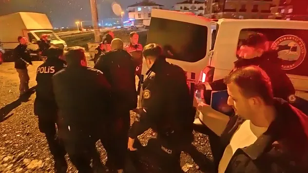 Komşuların gürültü tartışması tabanca ve bıçaklı kavgaya dönüştü: 7 gözaltı