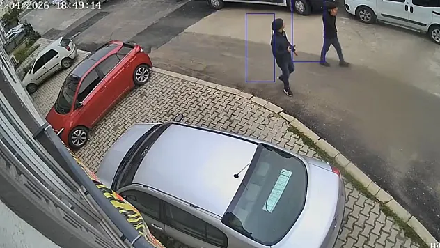 Kontakta anahtarı görüp gözlerine inanamadılar: Kargo aracını çaldılar
