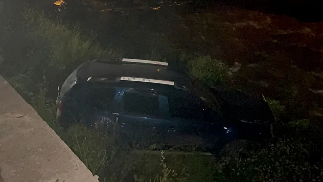 Kontrolden çıkan araç dereye uçtu, kaza sonrası sürücü kaçtı