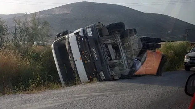 Kontrolden çıkan beton mikseri kaza yaptı