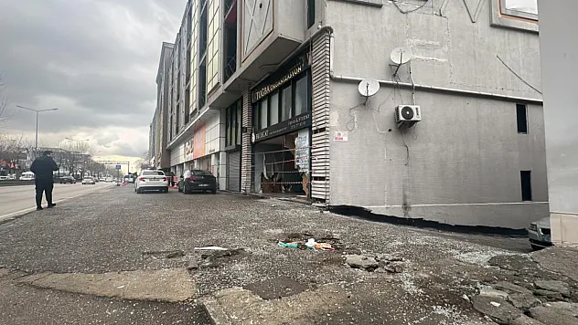 Kontrolden çıkan otomobil dükkana girdi