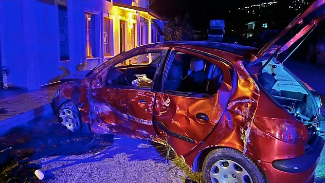 Kontrolden çıkan otomobil, evin duvarına çarparak durdu: 4'ü çocuk 9 yaralı