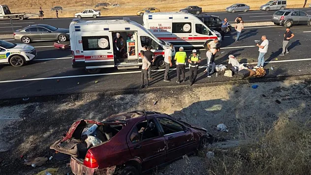 Kontrolden Çıkan Otomobil Karşı Şeride Geçti: 1 Kişi Hayatını Kaybetti, 7 Kişi Yaralandı