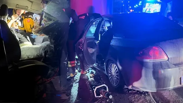 Kontrolden çıkan otomobil köprünün kolonuna saplandı: 1'i ağır 2 yaralı