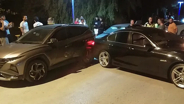 Kontrolden Çıkan Otomobil Park Halindeki 3 Araca Çarptı, Kaza Sonrası Sürücü Kayıplara Karıştı