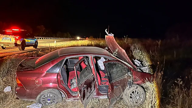 Kontrolden çıkan otomobil yol kenarına savruldu: 2'si ağır, 3 yaralı