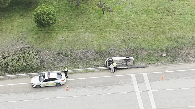 Kontrolden çıkan otomobil yoldan çıkarak yan yattı