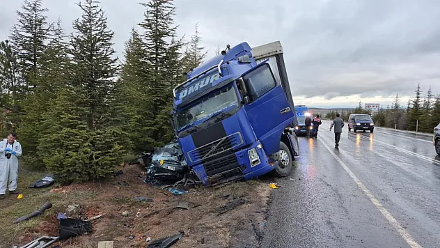 Kontrolden çıkan tır otomobili altına aldı: 1 ölü, 1'i ağır 2 yaralı