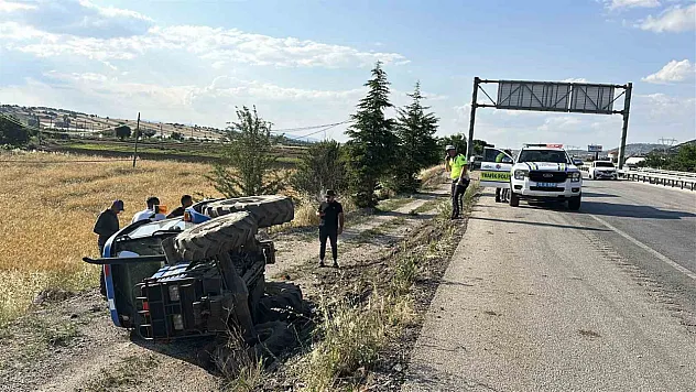 Kontrolden çıkan traktör şarampole devrildi: 1 yaralı