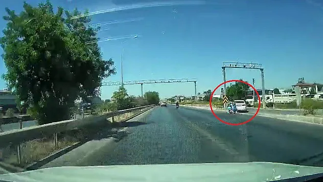 Kontrolsüz şekilde tali yola dönen otomobile arkadan gelen motosiklet çarptı