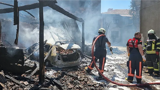 Korkutan yangın: 3 ev hasar gördü, 2 araç küle döndü