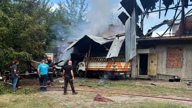 Korkutan yangın: Alevler kamyonete sıçradı