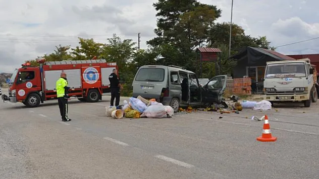 Korkuteli-Tefenni Yolu'nda İki Kamyonet Çarpıştı: 1 Ölü, 2 Yaralı