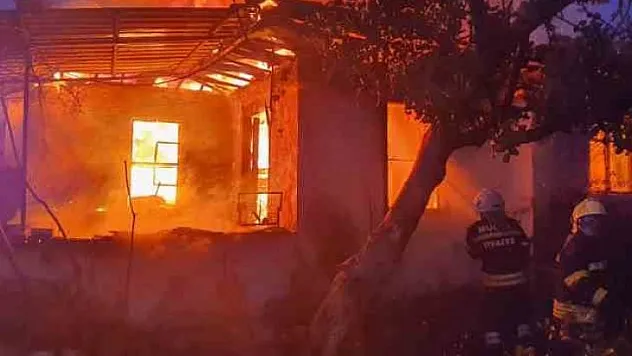 KÖYCEĞİZ'DE AHŞAP EV TAMAMEN YANDI