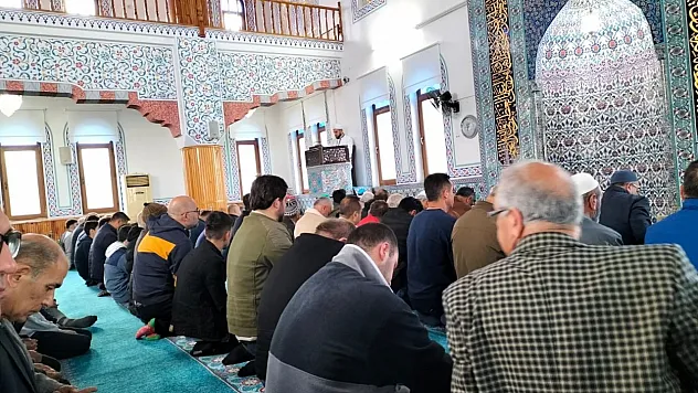 Bayram namazında camiler doldu taştı