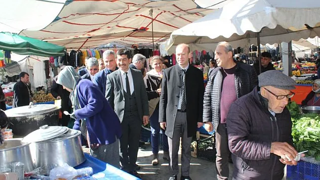 KÖYCEĞİZ'DE DEPREMZEDELER YARARINA PAZARDA SATIŞ GERÇEKLEŞTİRİLDİ 