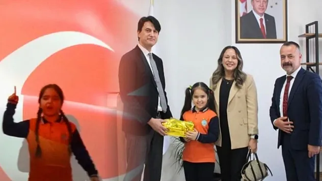 Köyceğiz'de İstiklal Marşı'nı okuma yarışmasında 1'inci olan öğrenci ödüllendirildi