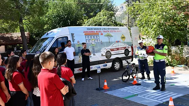 Köyceğiz'de Jandarma tarafından öğrencilere trafik eğitimi verildi
