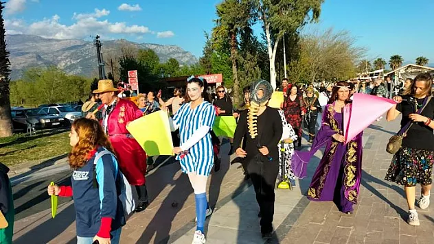 KÖYCEĞİZ'DE TİYATROLAR GÜNÜNDE RENKLİ GÖRÜNTÜLER YAŞANDI