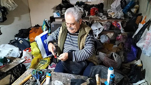 Köyceğiz'in son ayakkabı ustası, emekli oldu ama mesleğini bırakamadı